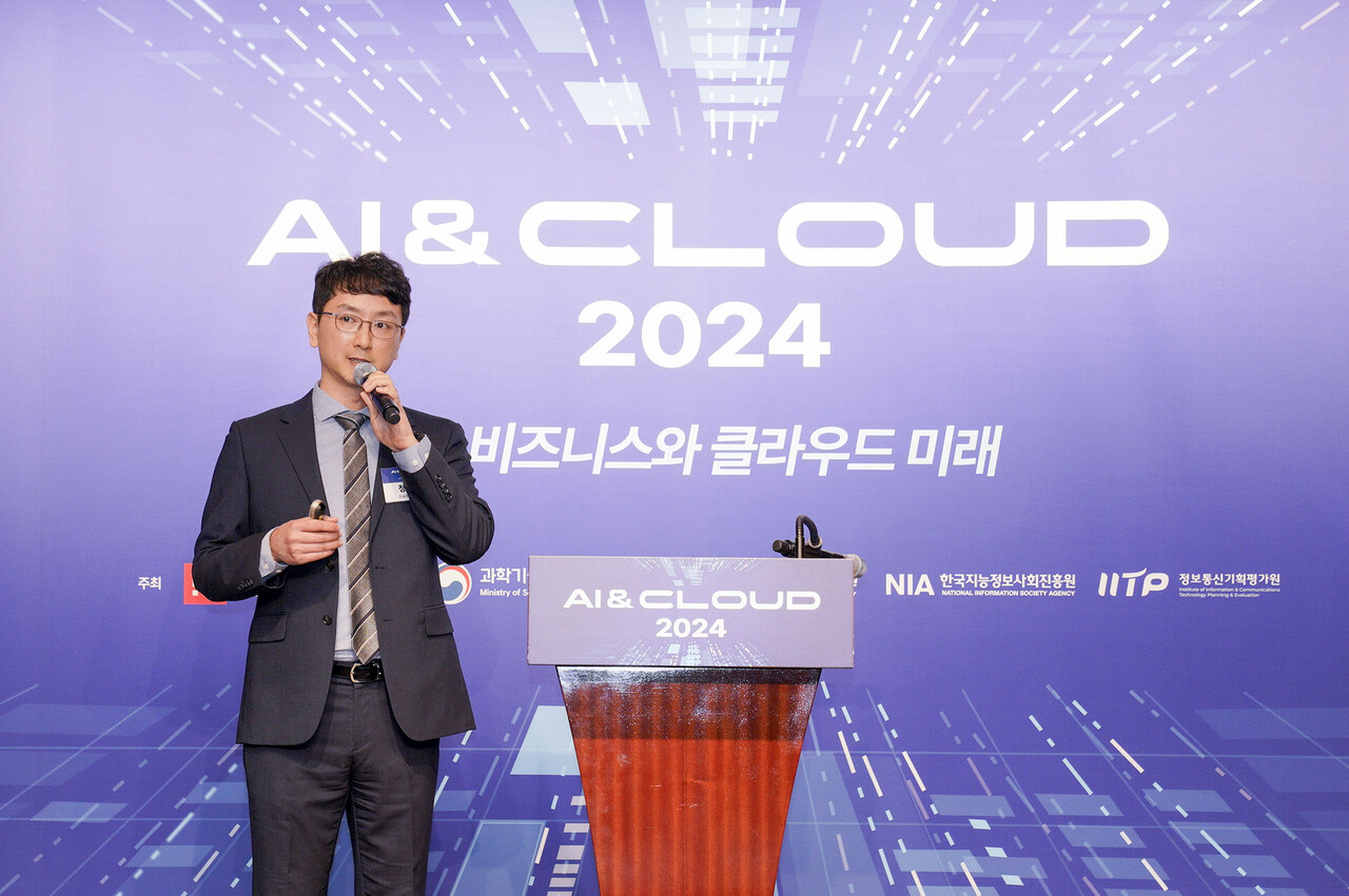 정지환 한글과컴퓨터 개발본부장(CTO)이 27일 열린 ‘AI&CLOUD 2024 콘퍼런스’에서 발표하고 있다. / IT조선