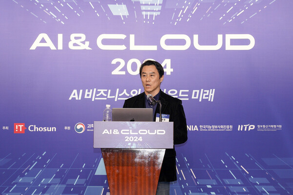 옥상훈 네이버클라우드 AI SaaS 비즈니스 리더가 3월 27일 IT조선이 서울 웨스틴 조선호텔에서 개최한 'AI&CLOUD 2024' 콘퍼런스에 참석해 네이버 클로바 케어콜 서비스의 장점에 대해 설명하고 있다. / IT조선