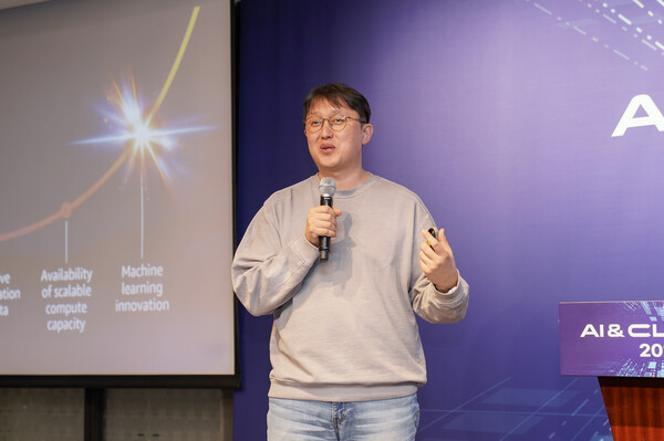 김기완 AWS코리아 솔루션즈 아키텍트 총괄이 27일 서울 웨스틴조선 호텔에서 열린 ‘AI&CLOUD 2024’ 콘퍼런스에 참가해 미래지향적인 AI와 클라우드 전략을 설명하고 있다. / IT조선