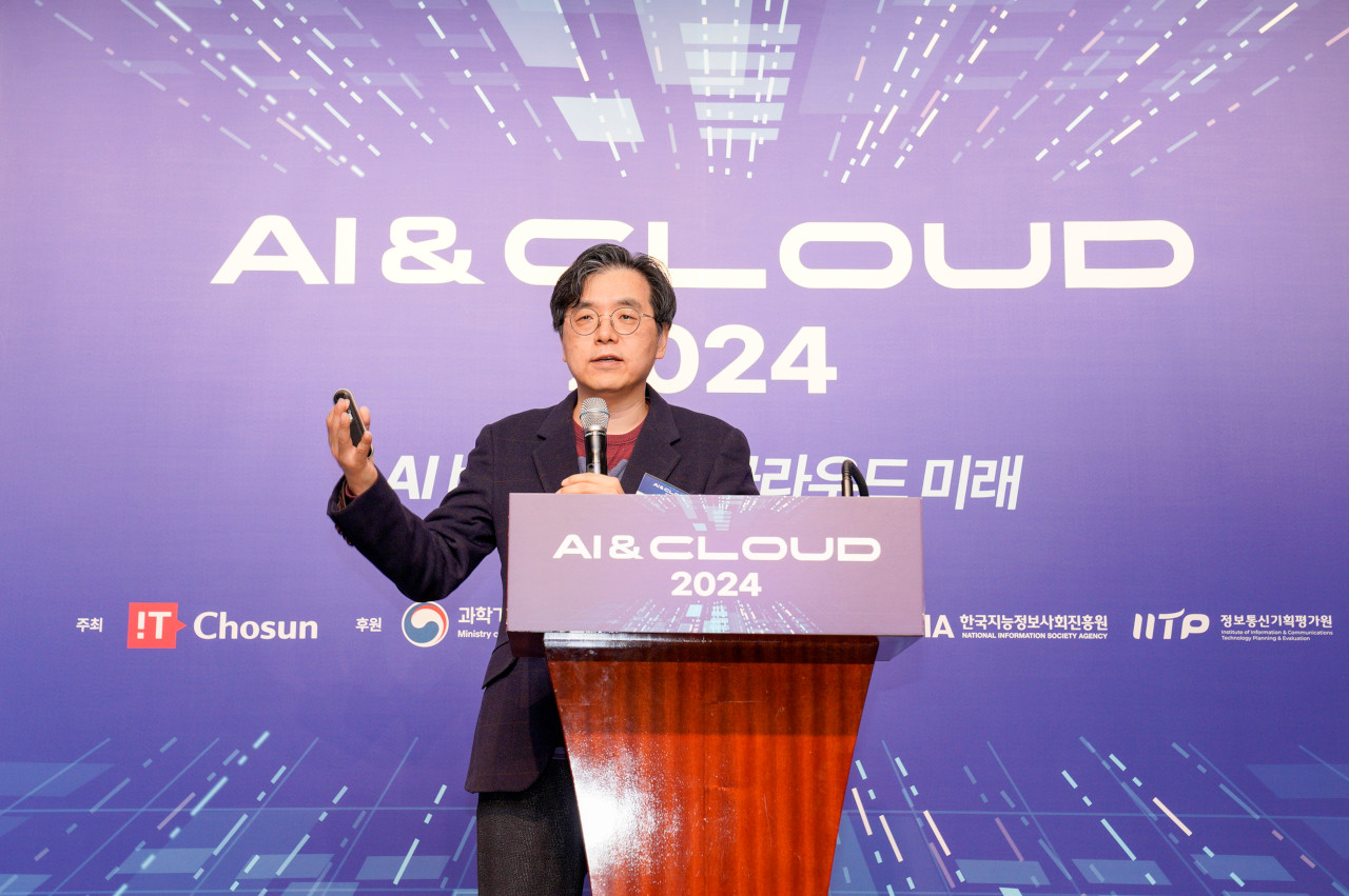 나승주 인텔코리아 상무가 27일 서울 웨스틴조선 호텔에서 열린 ‘AI&CLOUD 2024’ 콘퍼런스서 AI 시대를 위한 인텔의 기술 특징들을 소개했다. / IT조선