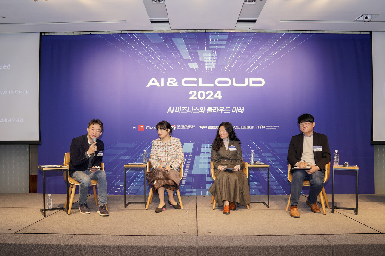 (왼쪽부터)윤종영 국민대학교 소프트웨어융합대학교 교수, 김우성 한국딜로이트 그룹 전무, 임현주 주한캐나다대사관 수석상무관, 안홍준 한국소프트웨어산업협회 혁신성장본부장이 토론하고 있다. / IT조선 DB