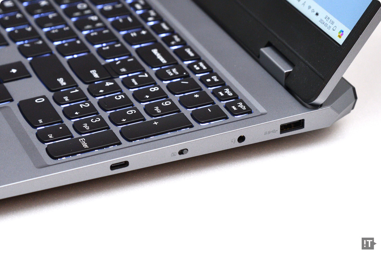 제품 우측 측면에도 사용 편의를 위한 포트들이 자리잡고 있다. / 권용만 기자