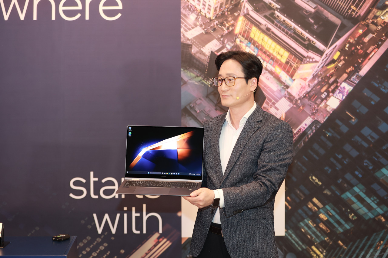 이민철 삼성전자 상무가 인텔 코어 울트라 출시 행사에서 ‘갤럭시 북 4 프로’ 제품을 소개했다. / 인텔