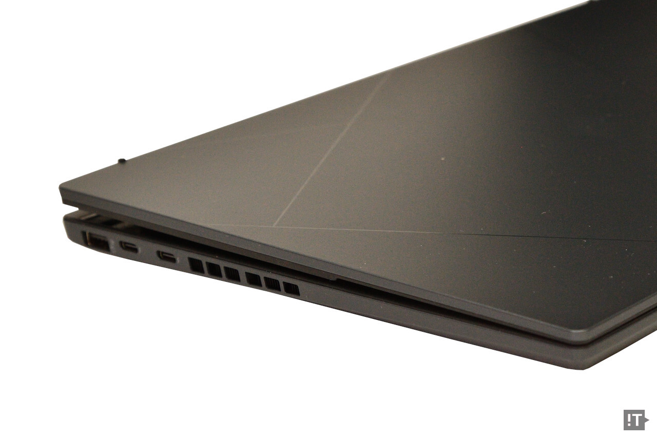 젠북 듀오의 주요 포트는 왼쪽에 자리잡고 있다. / 권용만 기자