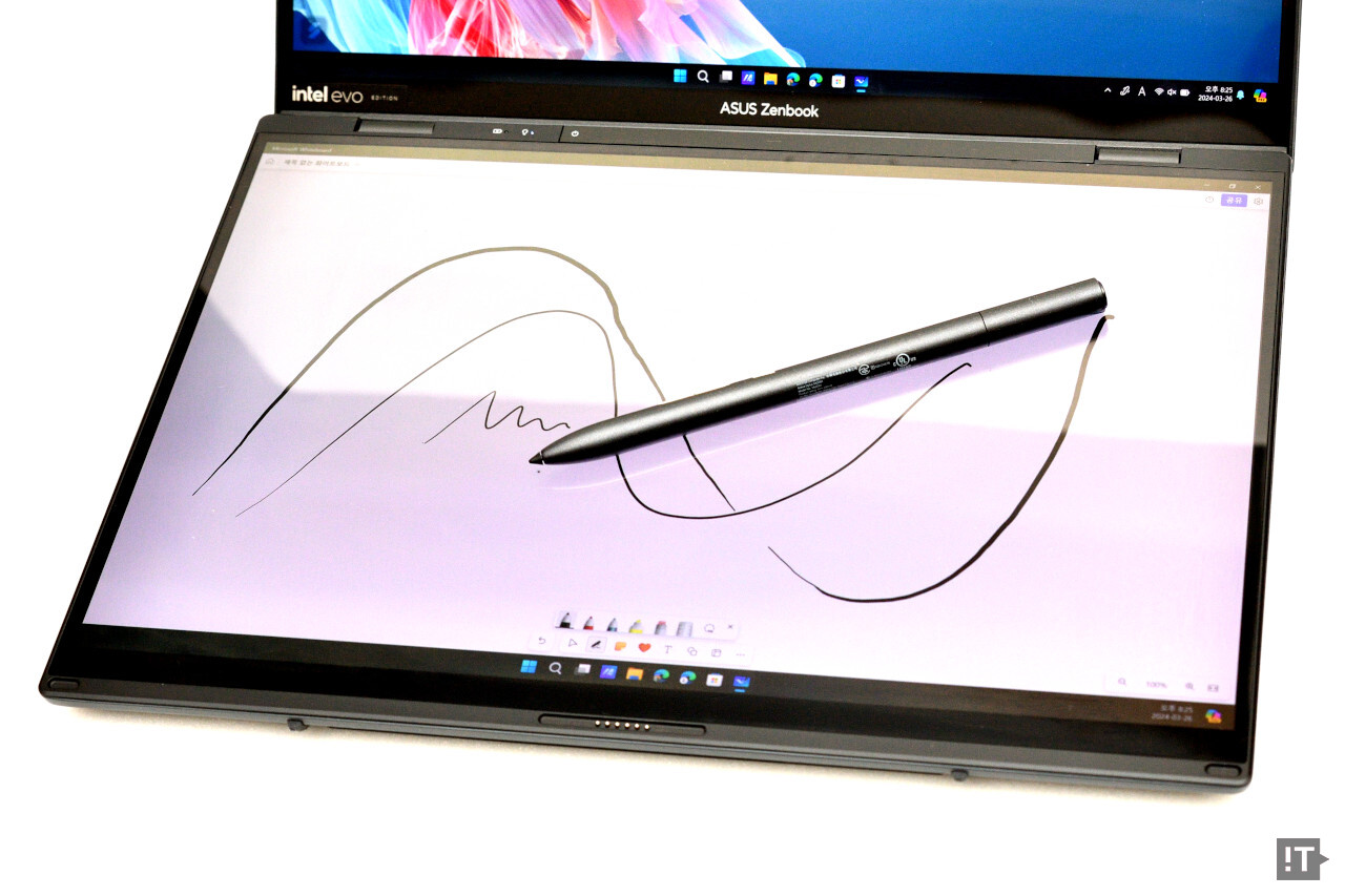 터치스크린에는 4096 필압 인식의 전용 펜도 사용할 수 있다. / 권용만 기자