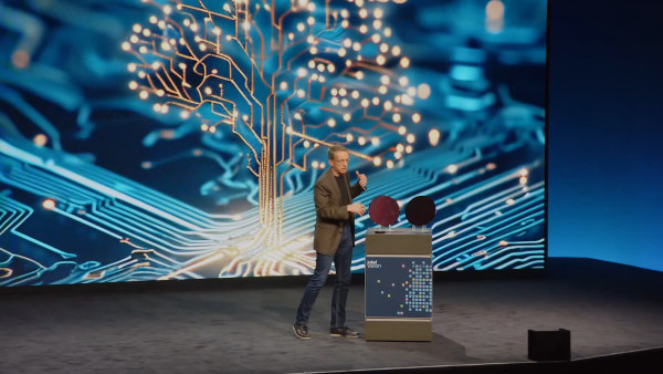 팻 갤싱어가 차세대 ‘제온 6’ 제품군의 웨이퍼 실물을 선보였다. / 인텔 비전 기조연설 영상 갈무리