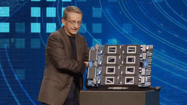 팻 갤싱어가 ‘가우디 3’ 8개를 탑재하는 베이스보드 구성을 선보였다. / 인텔 비전 기조연설 영상 갈무리