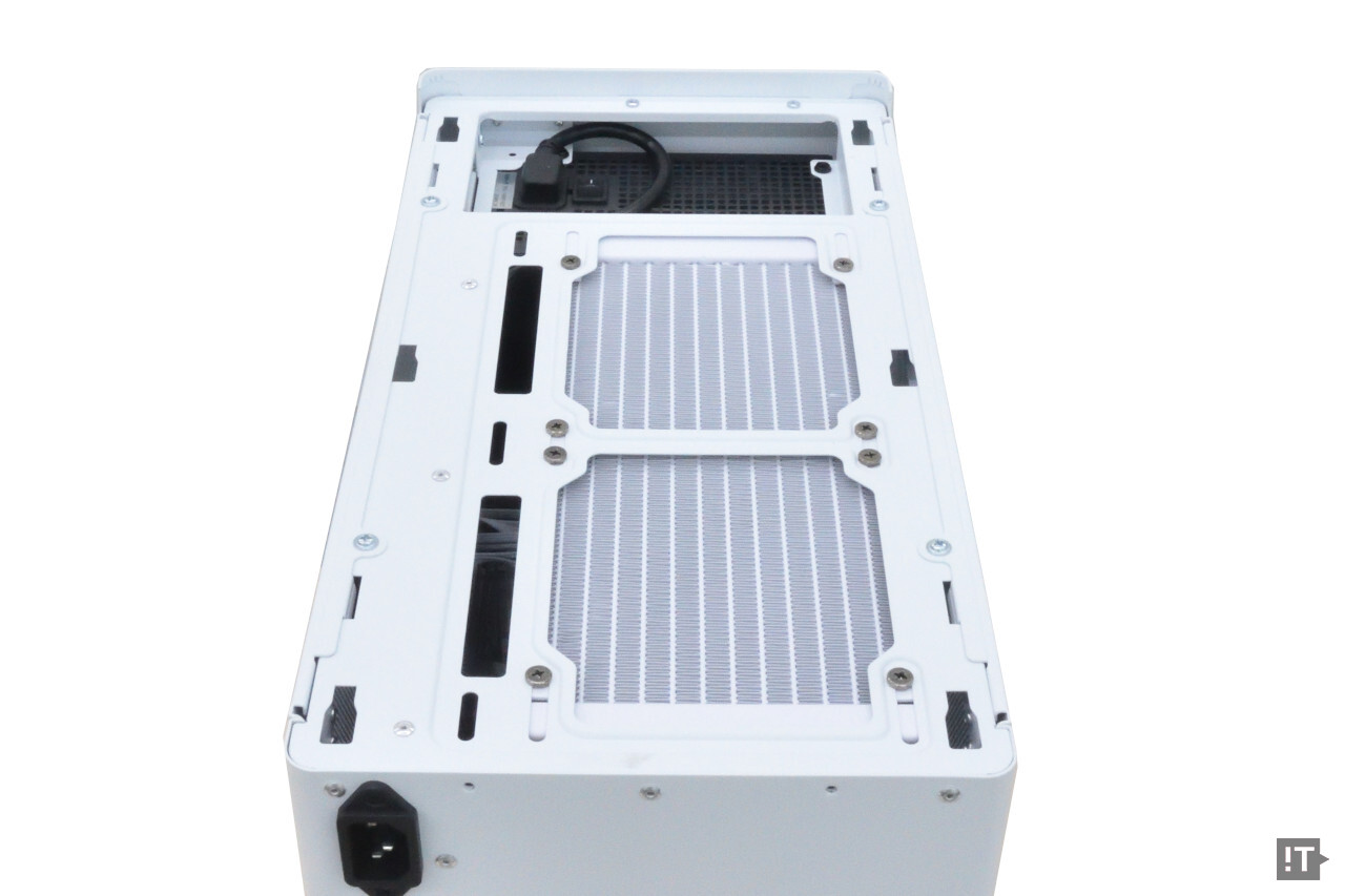 제품 상단에는 2열 수랭 쿨러와 파워 서플라이가 장착됐다. / 권용만 기자