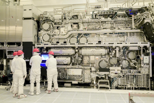 인텔은 오레곤주 힐스보로의 R&D 구역에 ‘하이-NA EUV’ 노광장비 초기설치를 완료했다고 발표했다. / 인텔