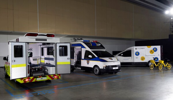 (왼쪽부터) 현대자동차 ST1 응급 구조차, 경찰 작전차, 전기 바이크 충전차가 4월 23일 인천 연수구 송도 컨벤시아에서 열린 ST1 미디어 설명회 행사장에 전시됐다. / 현대자동차