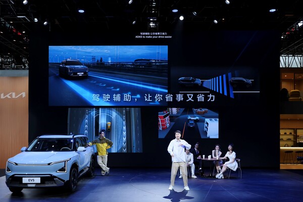 기아가 25일 진행된 2024 베이징 국제 모터쇼 프레스 컨퍼런스에서 고객의 차량구매 여정을 스토리로 담은 뮤지컬 형식의 쇼케이스를 통해 ‘EV5 롱레인지 모델’을 선보이고 있다. / 기아