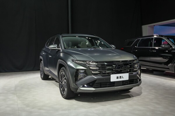 현대자동차 ‘더 뉴 투싼’(현지명 ‘전신(全新) 투셩 L’)이 2024 베이징 국제 모터쇼 현대차관에 전시됐다. / 현대자동차