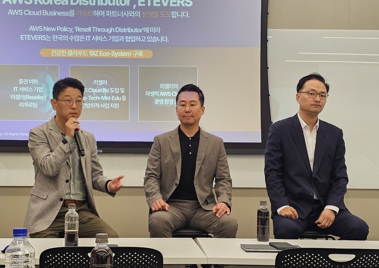 (왼쪽부터)황웅상 SK텔레콤 MSP사업팀 총괄, 허정렬 AWS코리아 파트너 매니지먼트 총괄, 김준성 전무 에티버스 클라우드사업본부장. / 홍주연 기자