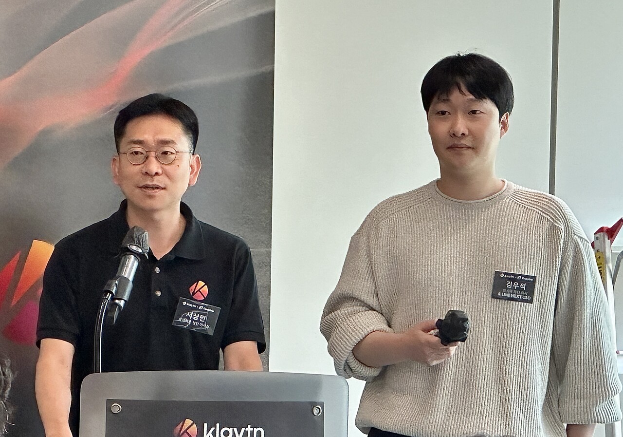 서상민 클레이튼 재단 이사장(왼쪽)과 김우석 핀시아 재단 이사가 인사말을 전하고 있다. / 김경아 기자