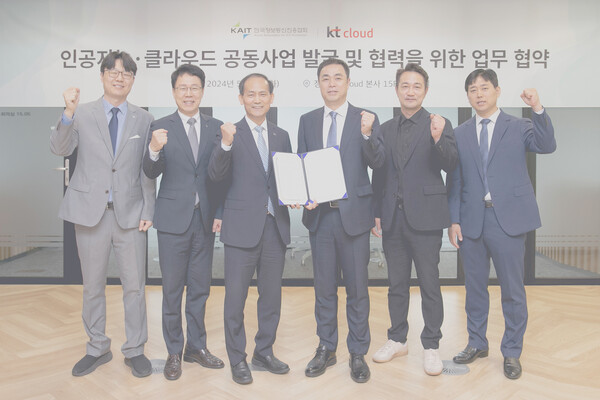 조동군(왼쪽부터) 한국정보통신진흥협회 팀장, 한문승 본부장, 이창희 상근부회장, 최지웅 KT클라우드 대표, 김주성 상무, 이태경 팀장. / 한국정보통신진흥협회