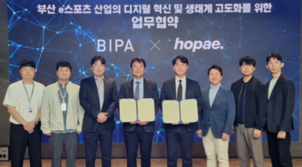 부산정보산업진흥원 김태열 원장(왼쪽 네 번째)과 호패 심재훈 대표(왼쪽 다섯 번째)가 DID를 활용한 e스포츠 생태계 고도화 업무 협약을 체결 후 기념 촬영을 하고 있다. / 사진 = 부산정보산업진흥원