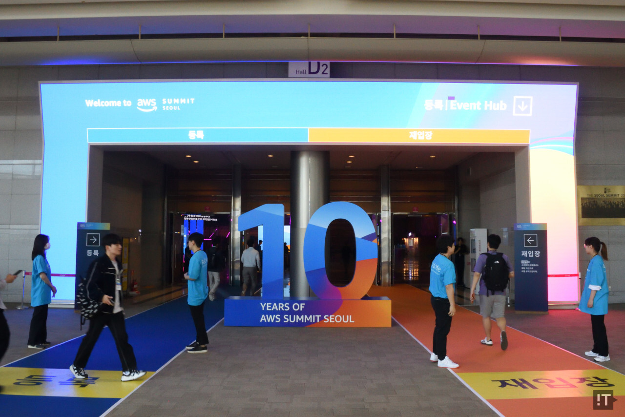 10주년을 맞아 역대 최대 규모로 마련된 ‘AWS 서밋 서울 2024’ 행사장 입구 / 권용만 기자