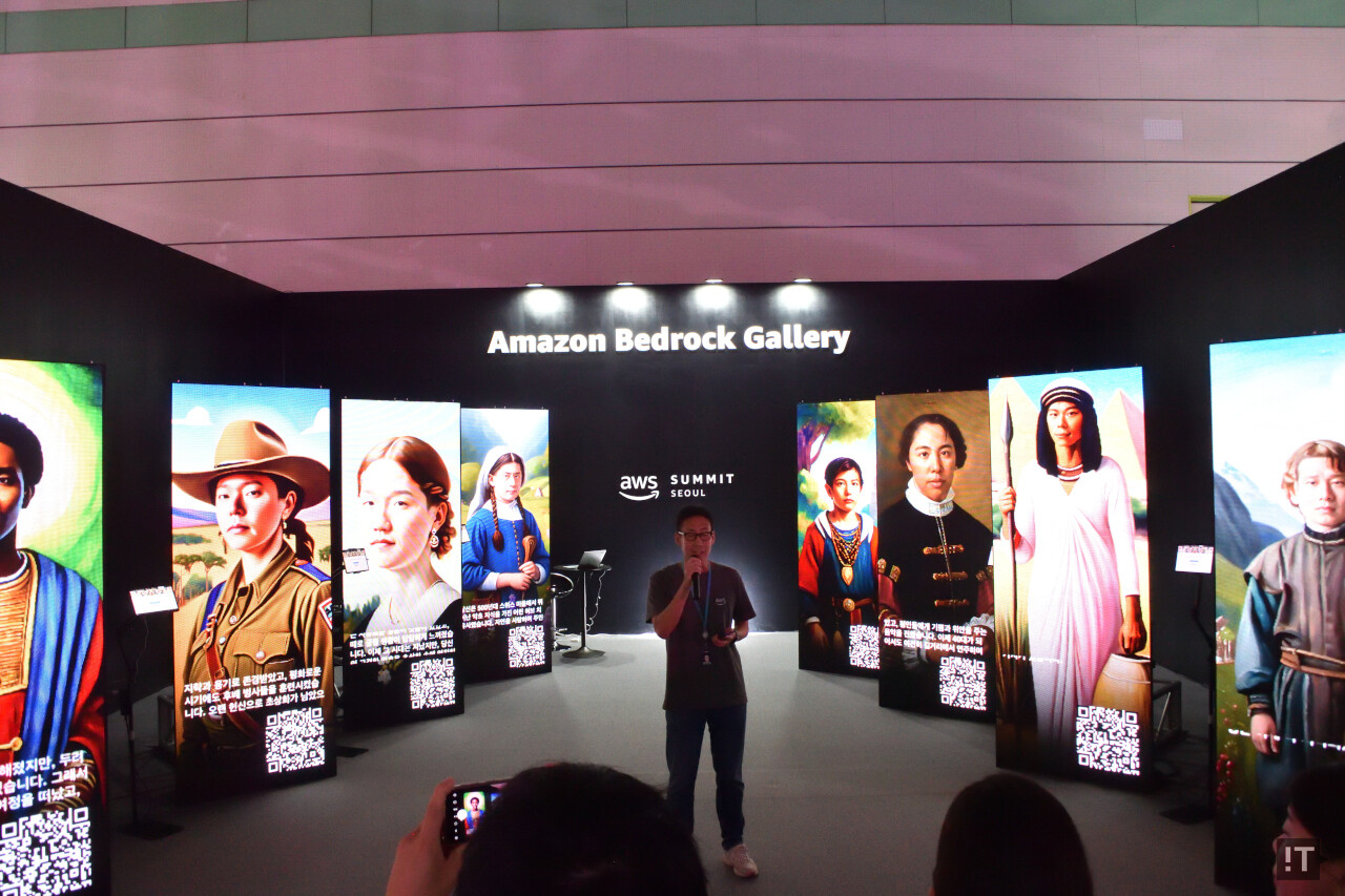 생성형 AI로 전생의 모습을 확인하는 콘셉트의 ‘아마존 베드록 갤러리’ 부스 / 권용만 기자