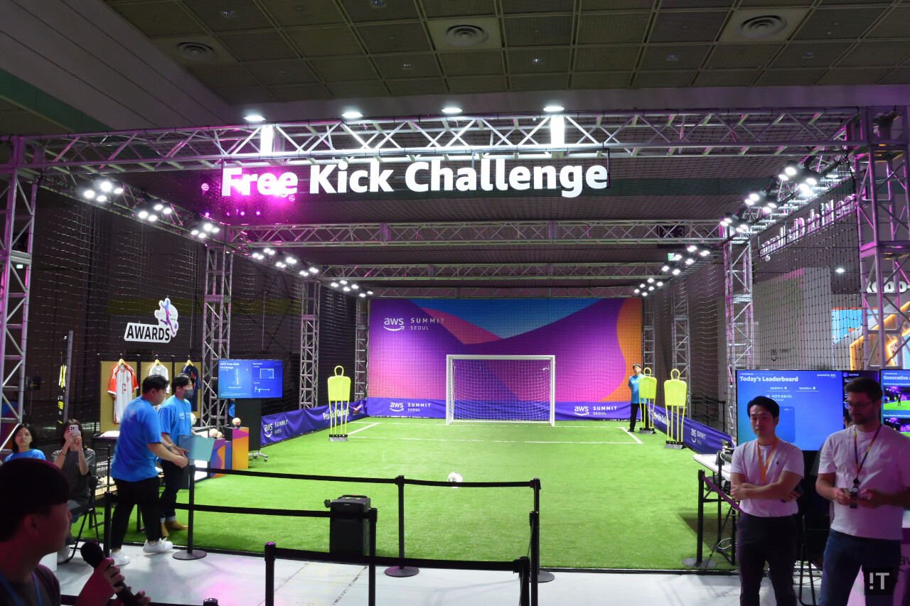 ‘AWS 프리킥 챌린지’는 체험형 이벤트이자 사회공헌의 일환이기도 하다. / 권용만 기자