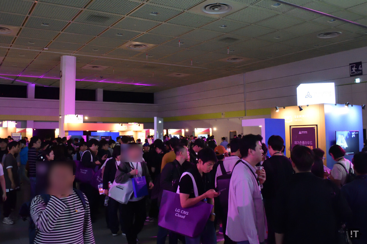 주요 파트너들의 부스는 관람객들로 북적였다. / 권용만 기자