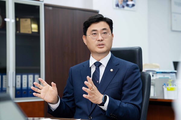 이정문 더불어민주당 의원이 20일 국회 의원회관에서 IT조선과 인터뷰를 갖고 있다. / IT조선