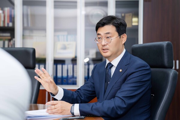 이정문 더불어민주당 의원이 20일 국회 의원회관에서 IT조선과 인터뷰를 갖고 있다. / IT조선