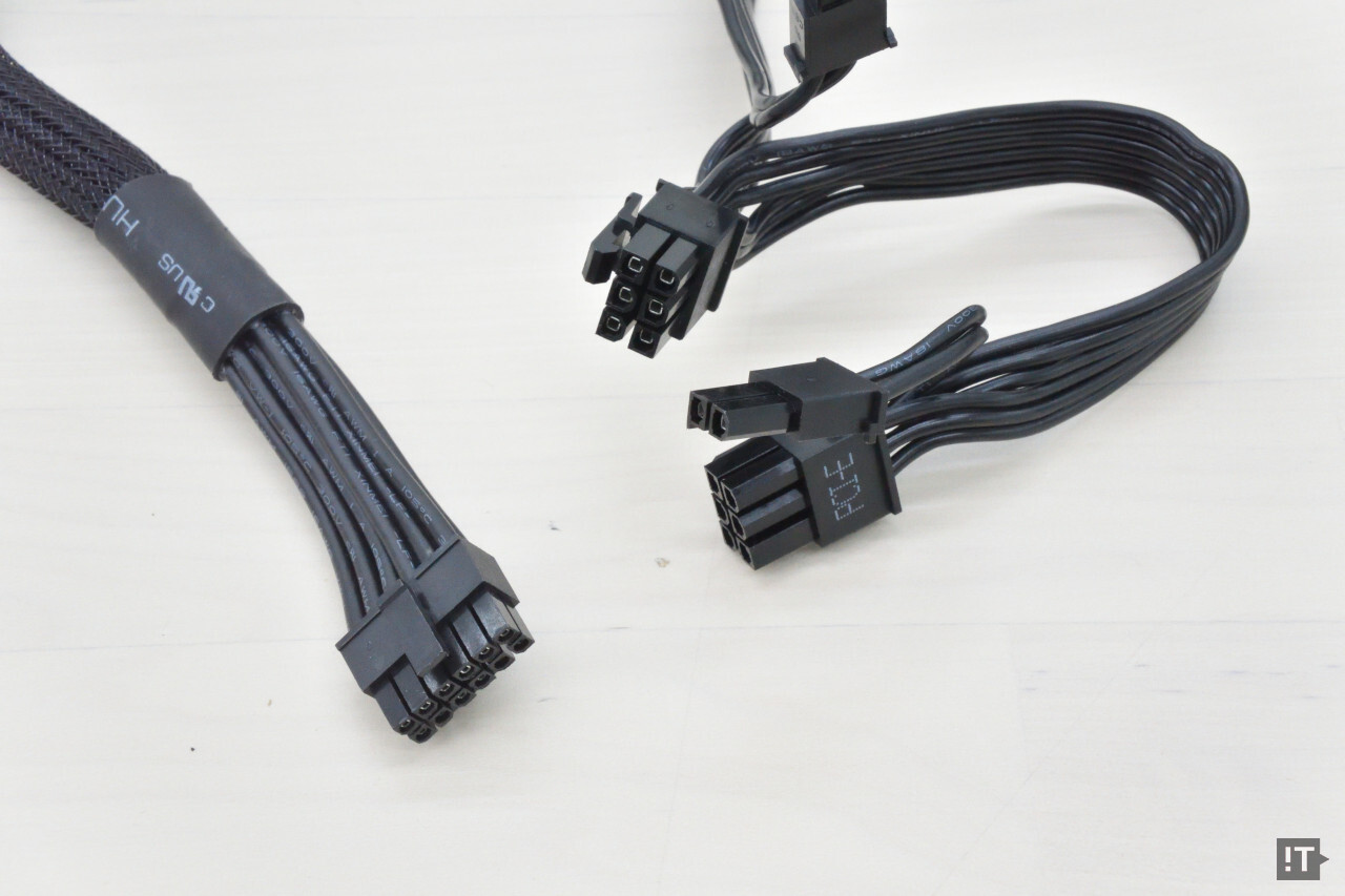 PCIe 그래픽카드를 위한 전원에는 기존 6+2, 새로운 12V-2x6을 모두 갖췄다. / 권용만 기자