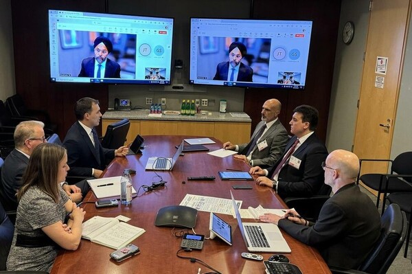 미국 SEC 방문한 밀로비치 몬테네그로 법무부 장관(오른쪽 가운데)/ 사진 = 안드레이 밀로비치 몬테네그로 법무부 장관 페이스북