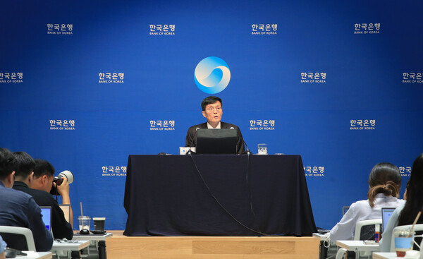 이창용 한국은행 총재가 23일 오전 서울 중구 한국은행에서 열린 통화정책방향 기자간담회에서 발언하고 있다./ 한국은행