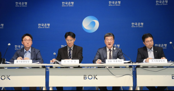 23일 오후 서울 중구 한국은행에서 열린 경제전망 설명회(왼쪽부터 박창현 물가동향팀장, 이지호 조사국장, 김웅 부총재보, 김민식 조사총괄팀장) / 사진 = 한국은행