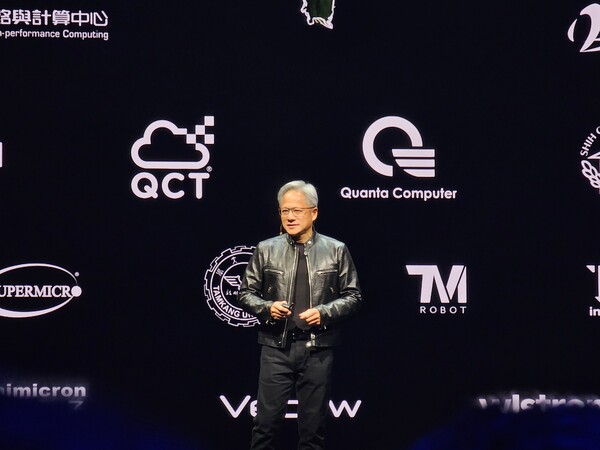 젠슨 황 엔비디아 최고경영자(CEO)가 2일 국립 타이베이 대학교에서 기조연설을 하고 있다./타이베이=홍주연 기자.