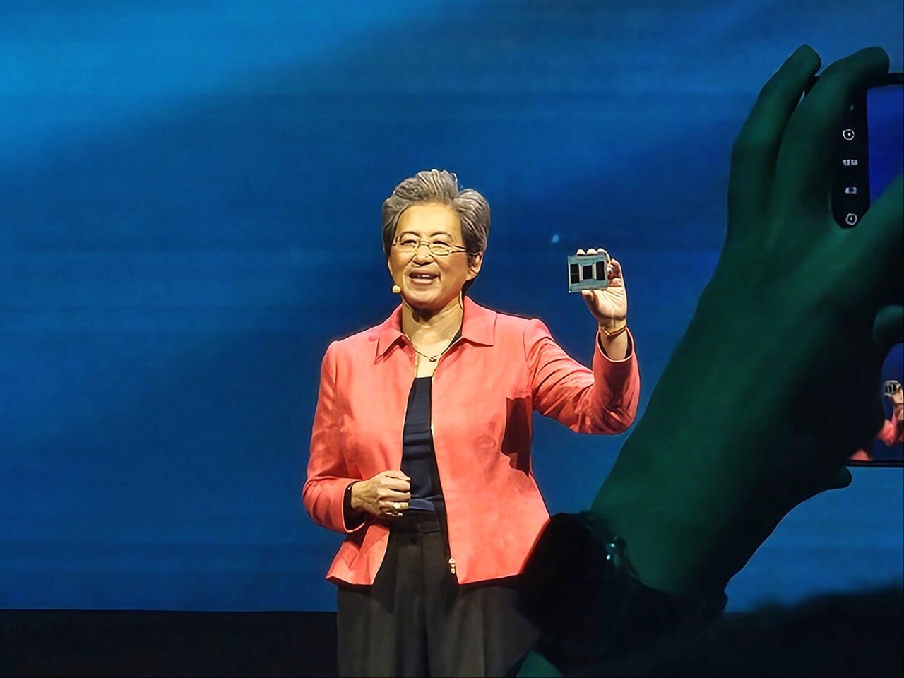 리사 수 AMD 최고경영자(CEO)가 하반기 출시 예정인 5세대 AMD 에픽(EPYC) 서버 프로세서를 공개하고 있다./ 타이베이=홍주연 기자