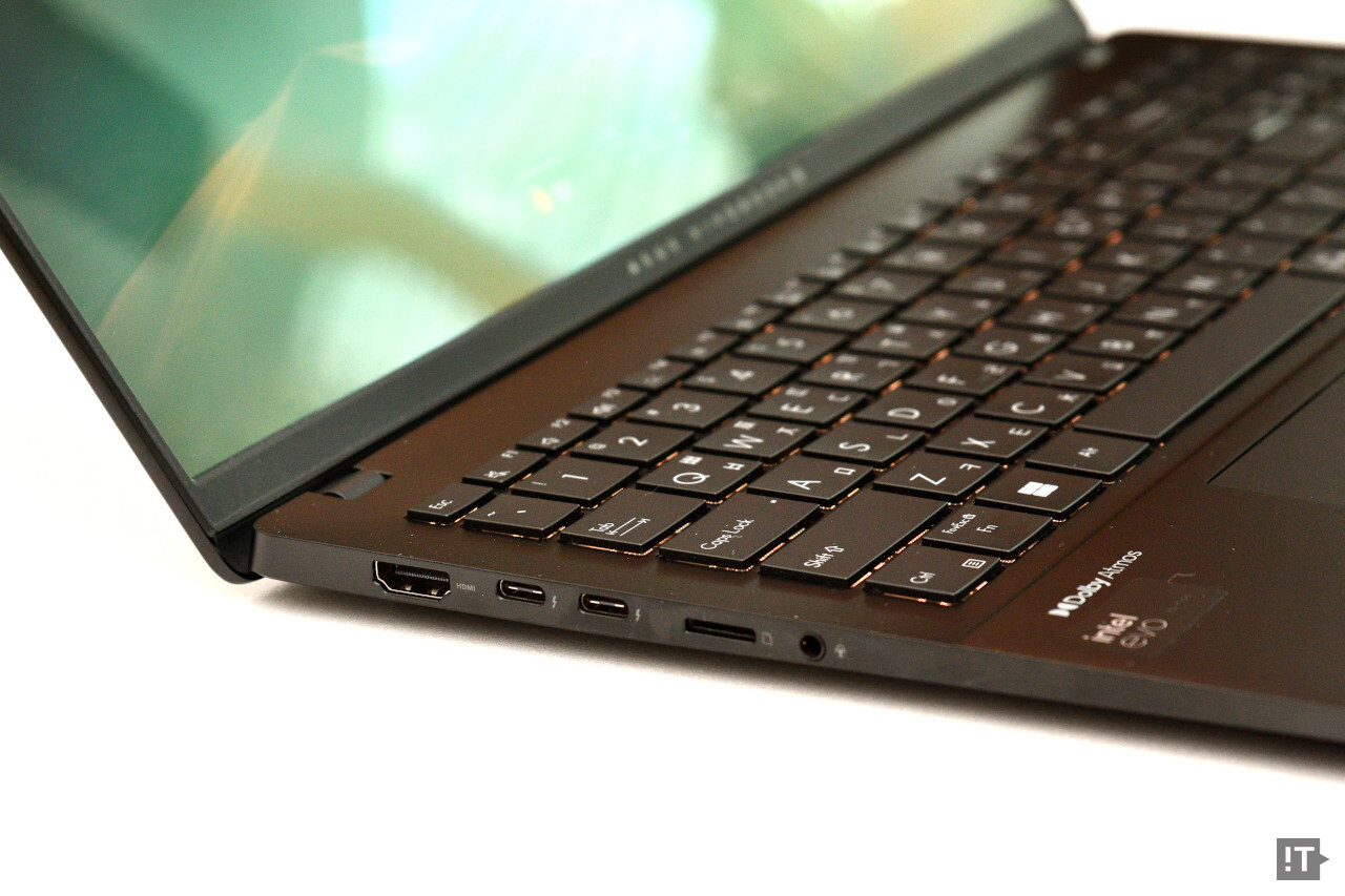 주요 포트는 제품 좌우측에 배치되고, 통풍구는 위쪽으로 가는 설계다. / 권용만 기자