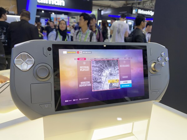 조텍이 4일 공개한 자사 첫 게이밍 핸드헬드 PC 'ZONE'. / 타이베이=이재범 PD