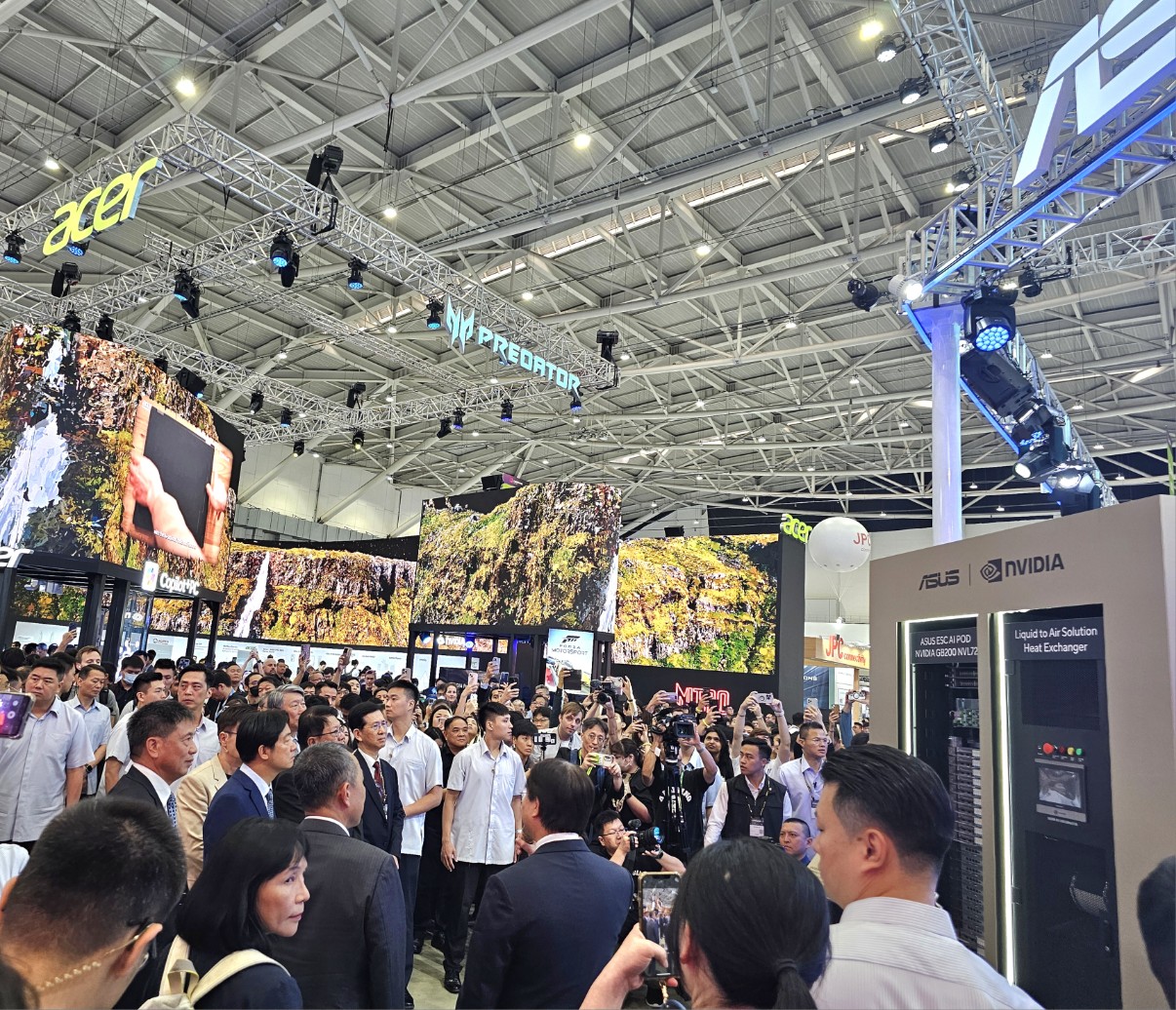 라이칭더 총통이 컴퓨텍스 2024 내 에이수스와 에이서 부스를 둘러보고 있다. / 타이베이=홍주연 기자