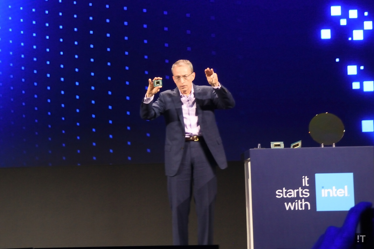 데이터센터용 ‘제온 6 E-코어 6700E’를 소개하는 팻 겔싱어 인텔 CEO / 타이베이=권용만 기자