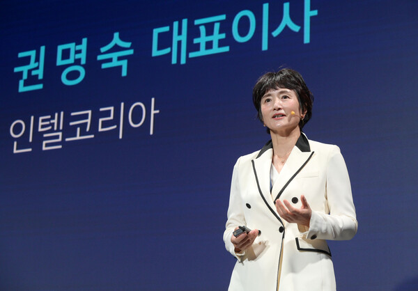 5일 열린 '인텔 AI 서밋 서울 2024'에서 권명숙 인텔코리아 대표가 환영사하고 있다. / 인텔코리아 