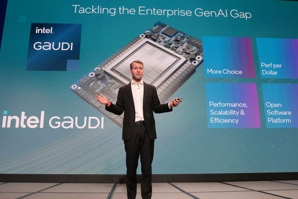 5일 열린 '인텔 AI 서밋 서울 2024'에서 저스틴 호타드 인텔 DSAL 총괄 수석 부사장이 기조연설을 하고 있다.  / 인텔코리아 