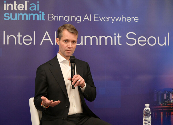 저스틴 호타드 인텔 DCAL 총괄 수석 부사장이 5일 열린 '인텔 AI 서밋 서울 2024'에서 기자들의 질문에 대답하고 있다. / 인텔코리아