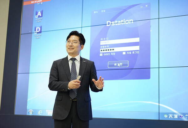 틸론 최백준 대표가 5일 틸론 연례 전략 발표 컨퍼런스 ‘2024 데이빗데이(DAVEIT DAY)’에서 키노트 발표를 하고 있다. / 조상록 기자