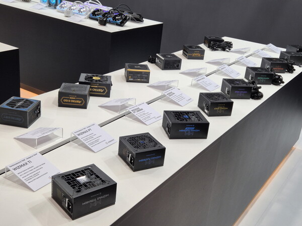 컴퓨텍스 2024에 참가한 마이크로닉스가 '위즈맥스' 부스에 전시한 파워 서플라이 제품군. / 한미마이크로닉스