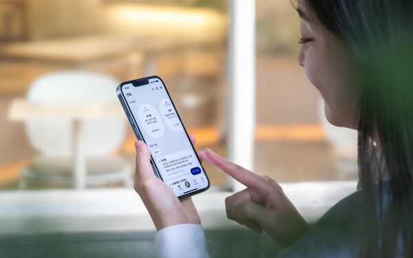 SK텔레콤 홍보모델이 '에이닷 전화'의 홈화면에서 최근 통화 기록을 확인하고 있다. / SK텔레콤