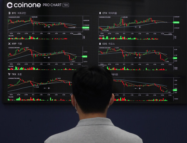 코인원 고객센터 전광판에 암호화폐 시세가 표시되고 있다. / 사진 = 뉴스1