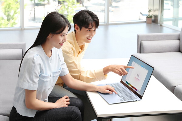 삼성전자 모델이 강력한 갤럭시 AI의 PC경험을 제공하는 '갤럭시 북4 엣지'를 체험하고 있다. / 삼성전자