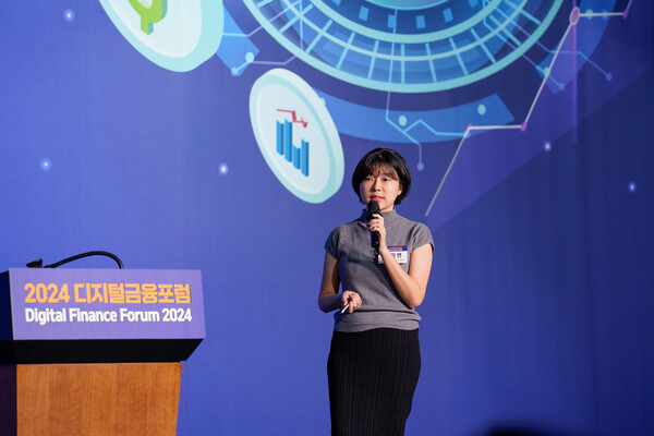 정희연 비바리퍼블리카 최고디자인책임자(CDO)가 19일 IT조선이 서울 여의도 FKI타워 컨퍼런스센터에서 개최한 ‘2024 디지털금융포럼’에서 ‘AI를 통한 새로운 차원의 사용자 경험’을 주제로 발표하고 있다. / IT조선