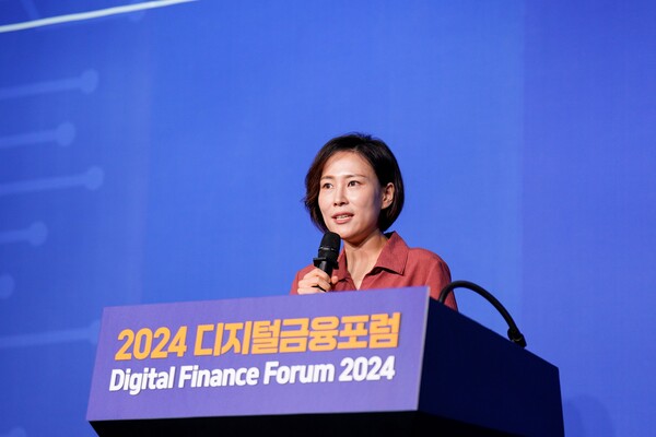 최재윤 로집사 파트너변호사가 19일 서울 여의도 FKI 타워 컨퍼런스센터에서 열린 ‘2024 디지털금융포럼’에서 가상자산 이용자 보호법에 대해 설명하고 있다. / IT조선