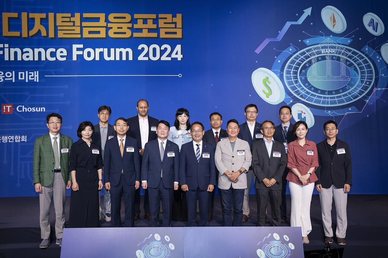 IT조선이 주최한 ‘2024 디지털금융포럼’이 19일 서울 여의도 FKI 타워 컨퍼런스센터에서 개최됐다. 안철수 국민의힘 의원(왼쪽 네 번째), 강준현 더불어민주당 의원(왼쪽 다섯 번째), 김종호 IT조선 대표(왼쪽 세 번째) 등 참석자들이 기념촬영을 하고 있다. / IT조선 DB
