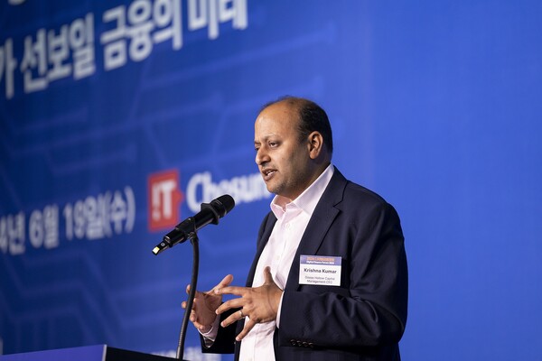 디지털금융포럼에 참석, 기조연설을 하고 있는 크리슈나 쿠마르 대표/IT조선