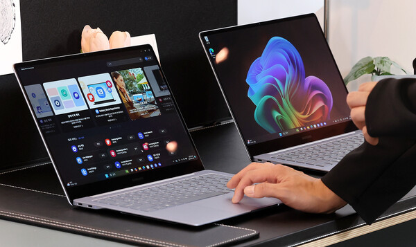 갤럭시 북4 엣지는 온디바이스 AI와 클라우드 AI를 모두 지원하는 '하이브리드 AI'로 AI 기능이 구동되며 퀄컴의 '스냅드래곤 X 엘리트' 칩셋을 탑재했다 / 뉴스1