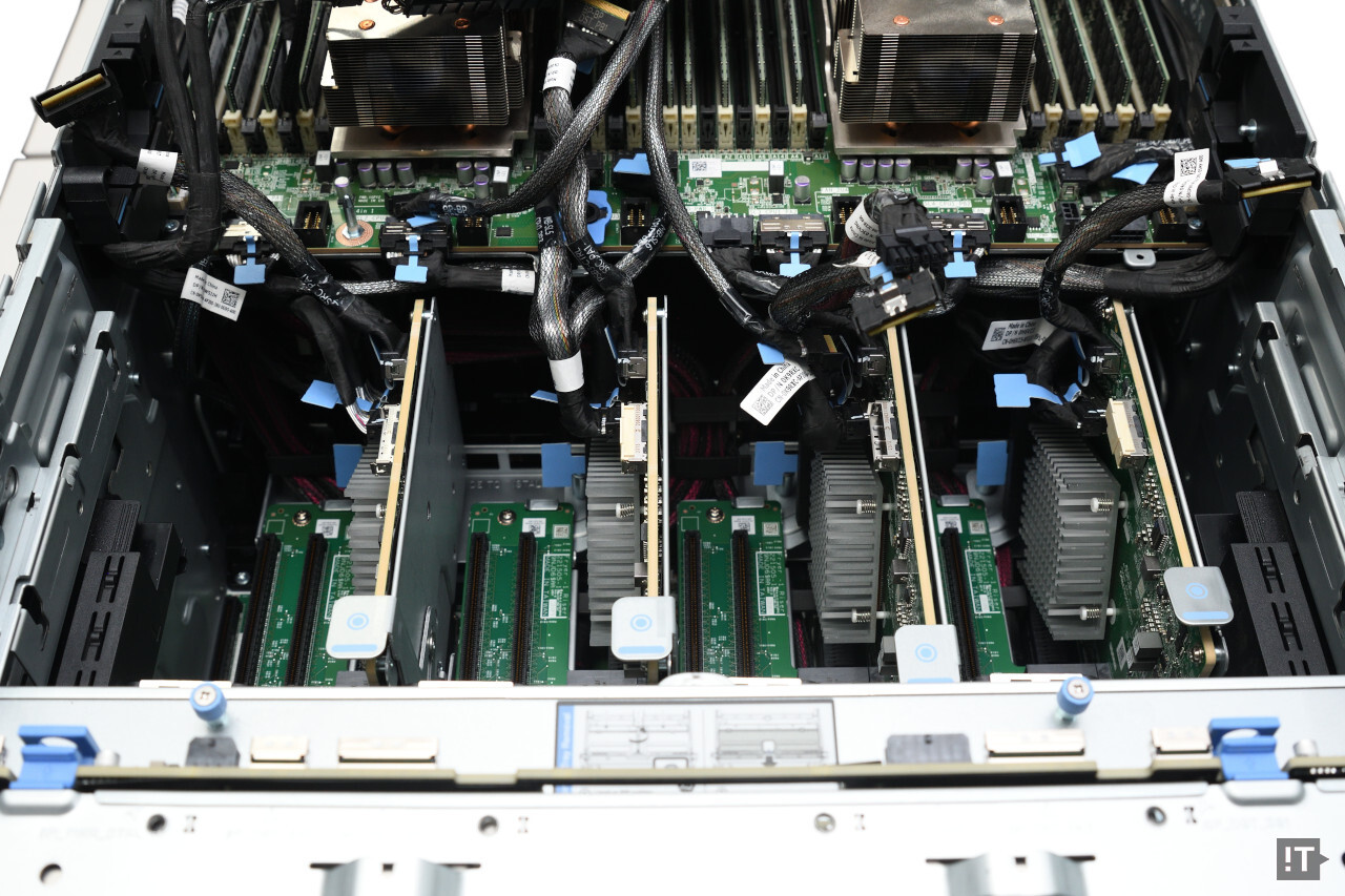 파워엣지 XE9680의 전면 확장 슬롯 부 / 권용만 기자